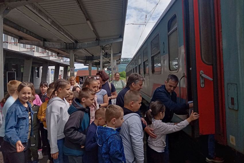 Osnovci iz Kalenderovaca u poseti želјezničkoj stanici u Doboju