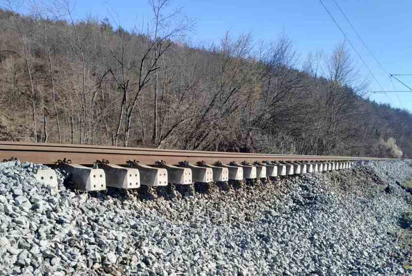 Klizište uzrokovalo deformaciju koloseka i prekid saobraćaja
